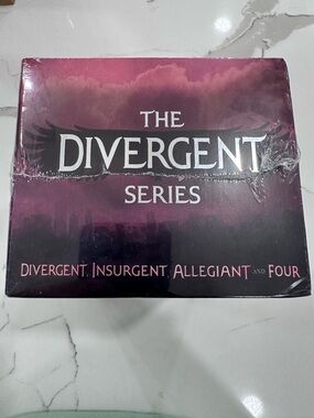 Divergent Series UK Edition 4-Book Box Set by Veronica Roth - Brand New Sealed